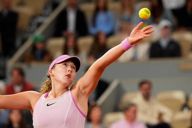 (260603) -- PARIS, June 3, 2026 -- Mirra Andreeva serves during the women s singles quarterfinal match between Mirra Andreeva of Russia and Sorana Cirstea of Romania at the French Open tennis tournament at Roland Garros, Paris, France, June 2, 2026. (Photo by Xinhua) (SP)FRANCE-PARIS-TENNIS-FRENCH OPEN-WOMEN S SINGLES-QUARTERFINAL GlennxGervot 
