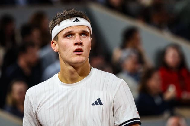 (260603) -- PARIS, June 3, 2026 -- Jakub Mensik reacts during the men s singles quarterfinal match between Jakub Mensik of the Czech Republic and Joao Fonseca of Brazil at the French Open tennis tournament at Roland Garros, Paris, France, June 2, 2026. (Photo by Xinhua) (SP)FRANCE-PARIS-TENNIS-FRENCH OPEN-MEN S SINGLES-QUARTERFINAL GlennxGervot 