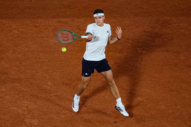 (260603) -- PARIS, June 3, 2026 -- Jakub Mensik hits a return during the men s singles quarterfinal match between Jakub Mensik of the Czech Republic and Joao Fonseca of Brazil at the French Open tennis tournament at Roland Garros, Paris, France, June 2, 2026. (Photo by Xinhua) (SP)FRANCE-PARIS-TENNIS-FRENCH OPEN-MEN S SINGLES-QUARTERFINAL GlennxGervot 
