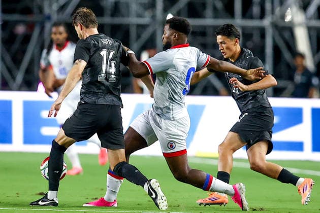 FT LAUDERDALE, FL - JUNE 2: Haiti forward Duckens Nazon (9) and New Zealand midfielder Alex Rufer (14) battle for the ball during the International Friendly, Länderspiel, Nationalmannschaft game between Haiti and New Zealand at Chase Stadium on June 2, 2026 in Fort Lauderdale,Florida.(Photo by Chris Arjoon Icon Sportswire) SOCCER: JUN 02 Haiti vs New Zealand EDITORIAL USE ONLY Icon2602060010006