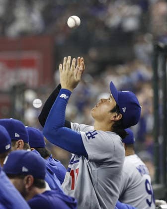 Baseball: Dodgers vs. Diamondbacks Los Angeles Dodgers designated hitter Shohei Ohtani tosses a ball in the dugout during the ninth inning of a baseball game against the Arizona Diamondbacks at Chase Field in Phoenix, Arizona, on June 2, 2026.  A14AA0005617527P