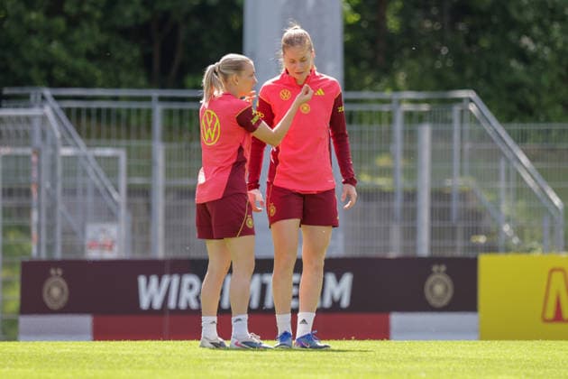 03 06 2026, xgrfx, Football DFB Media Dates, German Womens National Team Training v l Elisa Senß, Sjoeke Nüsken German Womens National Team DFL DFB REGULATIONS PROHIBIT ANY USE OF PHOTOGRAPHS as IMAGE SEQUENCES and or QUASI VIDEO Cologne