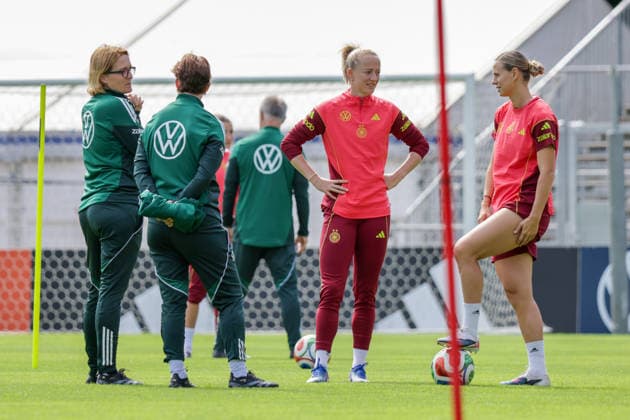 03 06 2026, xgrfx, Football DFB Media Dates, German Womens National Team Training v l Lea Schüller, Klara Bühl German Womens National Team DFL DFB REGULATIONS PROHIBIT ANY USE OF PHOTOGRAPHS as IMAGE SEQUENCES and or QUASI VIDEO Cologne