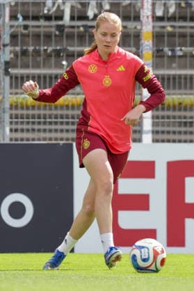 03 06 2026, xgrfx, Football DFB Media Dates, German Womens National Team Training v l Sjoeke Nüsken German Womens National Team DFL DFB REGULATIONS PROHIBIT ANY USE OF PHOTOGRAPHS as IMAGE SEQUENCES and or QUASI VIDEO Cologne
