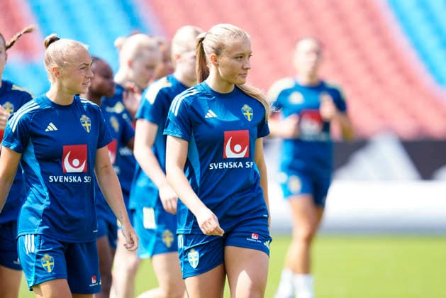 GOTHENBURG, SWEDEN 20260603 Hanna Bennison and Smilla Holmberg train with the women s soccer team at the Kamratgarden training facility GÖTEBORG SWEDEN x9200x  Copyright: xBjörnxLarssonxRosvall TTx WOMEN S NATIONAL VOLLEYBALL TEAM TRAINING