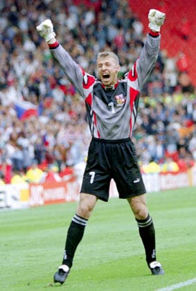 960626 Football, UEFA EURO, EM, Europameisterschaft,Fussball 1996 (England), Semifinal, France - Czech Republic 5-6 (after penalty shootout): Goalkeeper Petr Kouba of Czech Republic celebrates after the game. Photo: BILDBYRAN M023_13 960626fratje m023_13 semifinal frankrike tjeckien semifinal france v czech republic czechia 960626 dia bbeng em em96 em 96 em 1996 em1996 fotboll football soccer euro uefa euro 1996 euro1996 euro96 european championships europamästerskap old trafford manchester june 26 1996 *** 960626 Football, Uefa EURO 1996 England , Semifinal, France Czech Republic 5 6 after penalty shootout Goalkeeper Petr Kouba of Czech Republic celebrates after the game Photo BILDBYRAN M023 13 960626fratje m023 13 semifinal france czech republic czechia 960626 dia bbeng em em96 em 96 em 1996 em1996 football soccer euro uefa euro 1996 euro1996 euro96 european championships europamästerskap old trafford manchester june 26 1996  Copyright: BILDBYRAN BB960626BB054