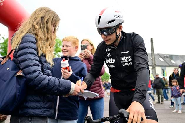 Tour de Wallonie 2026 Stage 3 VAUX-SUR-SÛRE, BELGIUM - JUNE 03 : De Lie Arnaud (BEL) of Lotto Intermarche signing an autopgraph for a fan during stage 3 of the 47th edition of Ethias Tour de Wallonie an UCI ProSeries 2.Pro cycling road race stage for Men Elite of 176.9 km with start in Habay and finish in Vaux-sur-Sûre on June 3, 2026 in Vaux-sur-Sûre, Belgium, 03 06 2026 ( Motordriver Pieter Van Herzele - Vaux-sur-Sûre Belgium  Copyright: xSesx