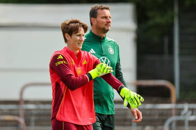Cologne, Germany 03 06 2026 Training of the DFB Women preparation international match Germany vs Norway for World Cup qualification 2027 In the picture from left goalkeeper Ann Katrin Berger Germany and goalkeeper coach Michael Fuchs Germany Copyright: HMBxMedia MadeleinexFantini