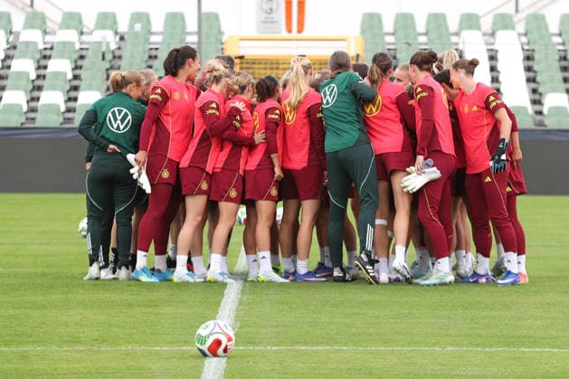DFB U23 womens national team Germany training, 03 06 26 Team circle at the start of training soccer, DFB U23 womens national team Germany trains on 03 06 26 at Alfred Kunze Sportpark Leipzig Leutzsch Copyright: xBEAUTIFULxSPORTS JanxKaeferx