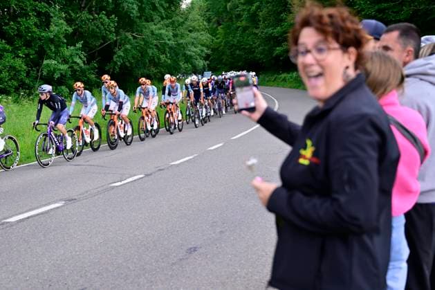 Tour de Wallonie 2026 Stage 3 VAUX-SUR-SÛRE, BELGIUM - JUNE 03 : Illustration picture of the peloton during stage 3 of the 47th edition of Ethias Tour de Wallonie an UCI ProSeries 2.Pro cycling road race stage for Men Elite of 176.9 km with start in Habay and finish in Vaux-sur-Sûre on June 3, 2026 in Vaux-sur-Sûre, Belgium, 03 06 2026 ( Motordriver Pieter Van Herzele - Vaux-sur-Sûre Belgium  Copyright: xSesx