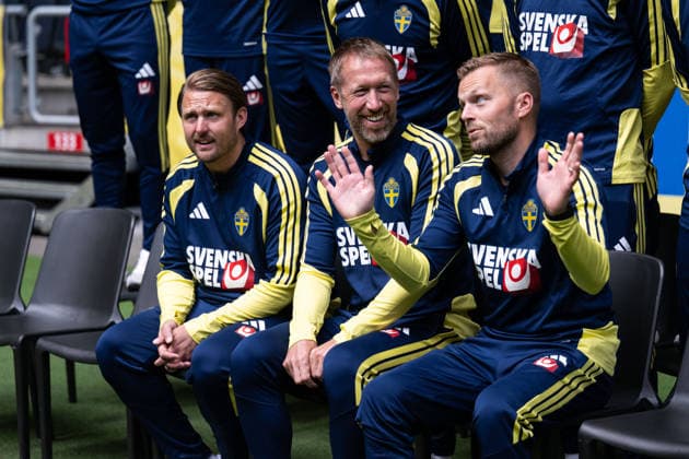 260603 Assistant coach Björn Hamberg, head coach Graham Potter and assistant coach Sebastian Larsson of the Swedish national football team during the official team photo shoot on June 3, 2026 in Stockholm Photo Emma Wallskog BILDBYRAN kod EW JM0821 bbeng fotboll football soccer fotball lagbild team picture team photo sverige sweden sverige a vm 2026 fifa world cup  Copyright: EMMAxWALLSKOG BB260603EW086