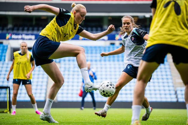 260603 Emilie Bragstad and Iris Omarsdottir of the Norwegian women™s national football team during a training session on June 3, 2026 in Oslo Photo Marius Simensen BILDBYRAN Cop 238 bbeng dam fifa women s world cup qualifier football fotball fotball norge norway practice soccer training trening träning  Copyright: MARIUSxSIMENSEN BB260603BB361
