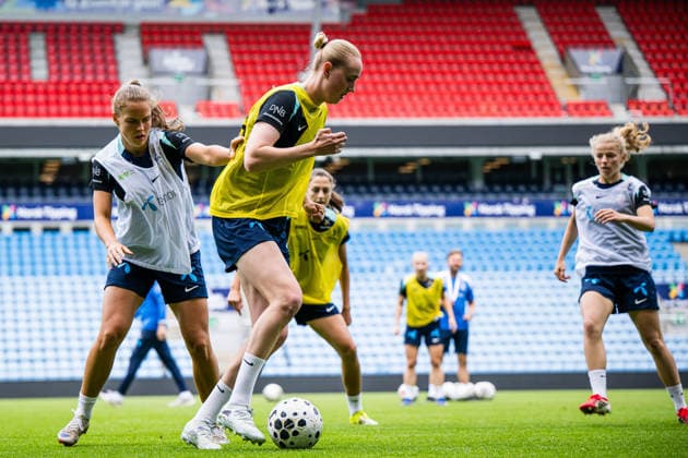 260603 Iris Omarsdottir and Emilie Bragstad of the Norwegian women™s national football team during a training session on June 3, 2026 in Oslo Photo Marius Simensen BILDBYRAN Cop 238 bbeng dam fifa women s world cup qualifier football fotball fotball norge norway practice soccer training trening träning  Copyright: MARIUSxSIMENSEN BB260603BB362