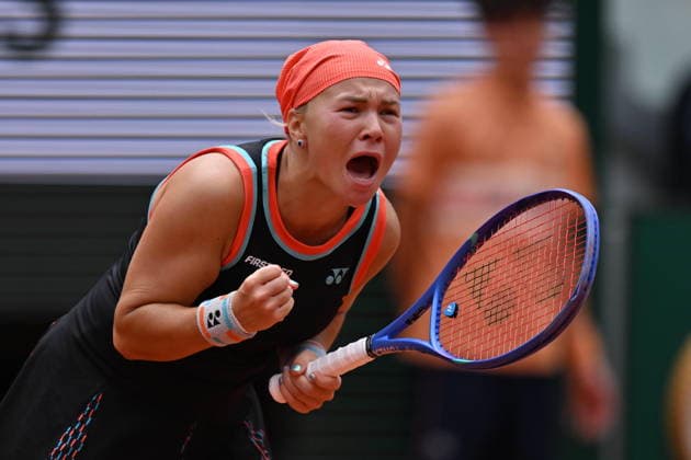 2026 French Open (Roland-Garros) - Day 11 PARIS, FRANCE - JUNE 3: Diana Shnaider in action against Aryna Sabalenka (not seen) during their women s singles quarter-final match on the eleventh day of the French Open at Philippe-Chatrier Court in Paris, France, on June 3, 2026. Mustafa Yalcin Anadolu Paris France. Editorial use only. Please get in touch for any other usage.  Copyright: x2026xAnadoluxMustafaxYalcinx