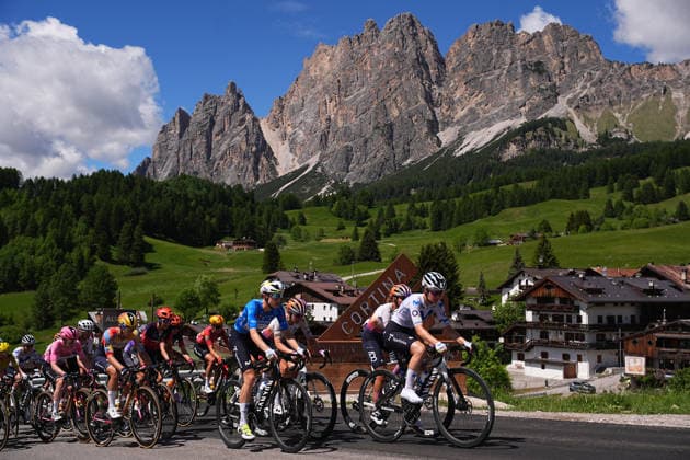 The pack rides trought Cortina during Stage 5 of the Giro d™Italia Women, from Longarone to Santo Stefano di Cadore, Italy. Wednesday June 3, 2026  Copyright: xMarcoxAlpozzi LaPressex