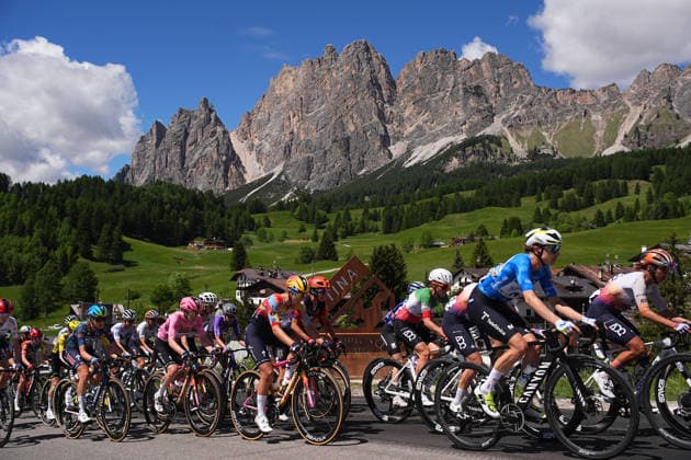 The pack rides trought Cortina during Stage 5 of the Giro d™Italia Women, from Longarone to Santo Stefano di Cadore, Italy. Wednesday June 3, 2026  Copyright: xMarcoxAlpozzi LaPressex