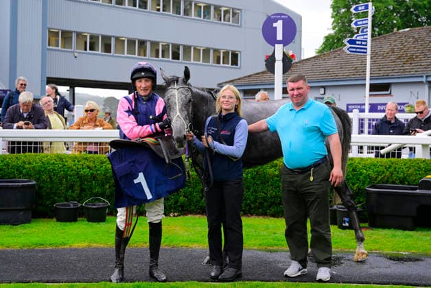 Newton Abbot Races, Newton Abbot, UK - 3 June 2026 Race winner, Dunkerque ridden by William Shanahan with the winning connections. Race 2 - 3:00 Newton Abbot - Edmundson Electrical Torquay NovicesÕ Handicap Chase (GBB Race) (Class 4) at Newton Abbot Racecourse, Newton Abbot, Devon, England - Newton Abbot Newton Abbot Racecourse Devon England Copyright: xPhilxMingo PPAUKx PPA-278669