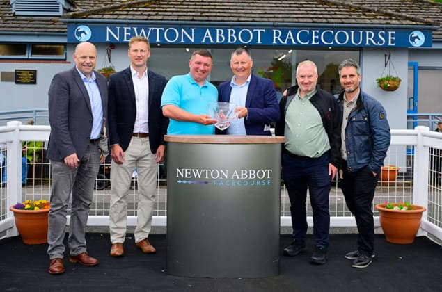 Newton Abbot Races, Newton Abbot, UK - 3 June 2026 Race winner, Dunkerque ridden by William Shanahan with the winning connections. Race 2 - 3:00 Newton Abbot - Edmundson Electrical Torquay NovicesÕ Handicap Chase (GBB Race) (Class 4) at Newton Abbot Racecourse, Newton Abbot, Devon, England - Newton Abbot Newton Abbot Racecourse Devon England Copyright: xPhilxMingo PPAUKx PPA-278670