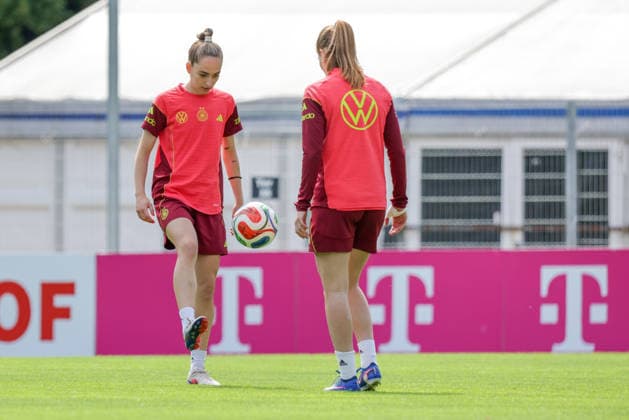 01 06 2026, xgrfx, Football DFB Media Dates, German Womens National Team Training v l Sophia Kleinherne, Sjoeke Nüsken German Womens National Team DFL DFB REGULATIONS PROHIBIT ANY USE OF PHOTOGRAPHS as IMAGE SEQUENCES and or QUASI VIDEO Cologne