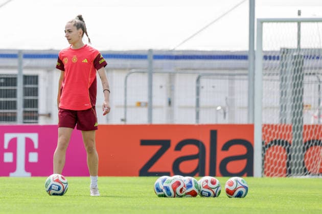 01 06 2026, xgrfx, Football DFB Media Dates, German Womens National Team Training v l Sophia Kleinherne German Womens National Team DFL DFB REGULATIONS PROHIBIT ANY USE OF PHOTOGRAPHS as IMAGE SEQUENCES and or QUASI VIDEO Cologne