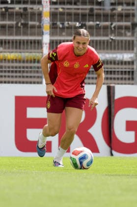 03 06 2026, xgrfx, Football DFB Media Dates, German Womens National Team Training v l Klara Bühl German Womens National Team DFL DFB REGULATIONS PROHIBIT ANY USE OF PHOTOGRAPHS as IMAGE SEQUENCES and or QUASI VIDEO Cologne