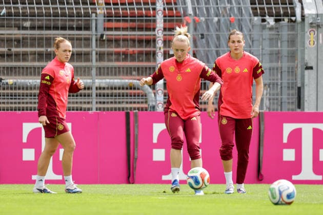 03 06 2026, xgrfx, Football DFB Media Dates, German Womens National Team Training f l Lisanne Gräwe, Lea Schüller, Carlotta Wamser German Womens National Team DFL DFB REGULATIONS PROHIBIT ANY USE OF PHOTOGRAPHS as IMAGE SEQUENCES and or QUASI VIDEO Cologne