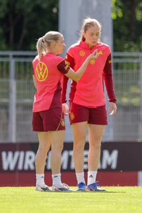 03 06 2026, xgrfx, Football DFB Media Dates, German Womens National Team Training v l Elisa Senß, Sjoeke Nüsken German Womens National Team DFL DFB REGULATIONS PROHIBIT ANY USE OF PHOTOGRAPHS as IMAGE SEQUENCES and or QUASI VIDEO Cologne