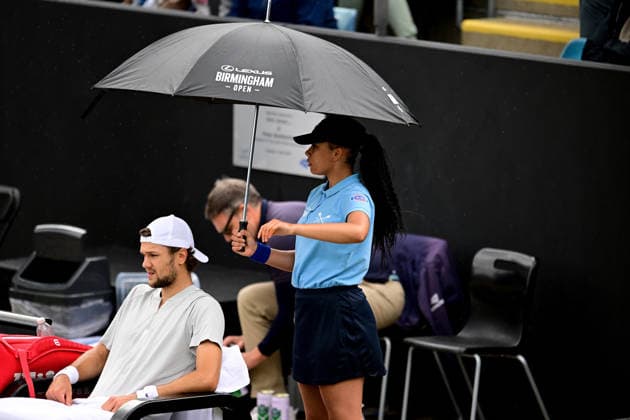 Tennis Lexus Birmingham Open Otto Vitanen of Finland protected from the rain during the Lexus Birmingham Open WTA125 ATP, Tennis Herren Challenger tennis at Edgbaston Priory Club, Birmingham, UK on 3 June 2026. Birmingham Edgbaston Priory Club West Midlands UK Editorial use only , Copyright: xDennisxGoodwinx PSI-24320-0074