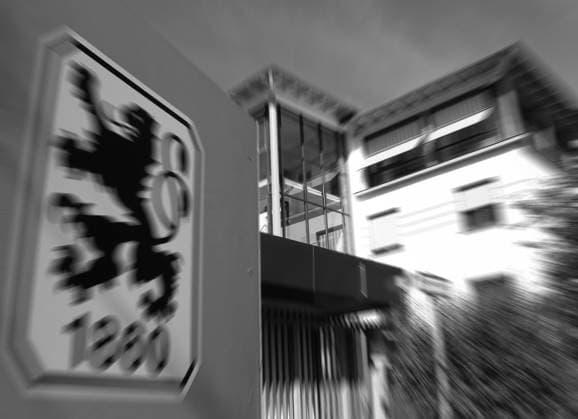 ! ACHTUNG FOTOMONTAGE ! Der TSV 1860 München konnte die fehlenden 2,7 Mio Eruo nicht für die Lizenz auftreiben, müssen daher in die Regionalliga Bayern zwangsabsteigen, Zwangsabstieg, hier ein Symbolbild mit der Geschäftststelle in schwarz weiss *** ATTENTION PHOTOMONTAGE The TSV 1860 Munich could not find the missing 2.7 million euros for the license, therefore have to relegate to the Regionalliga Bayern, forced relegation, here a symbolic picture with the office in black and white
