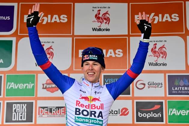 Tour de Wallonie 2026 Stage 3 VAUX-SUR-SÛRE, BELGIUM - JUNE 03 : Winner Pithie Laurence (NZL) of Red Bull BORA Hansgrohe pictured during the podium ceremony of stage 3 of the 47th edition of Ethias Tour de Wallonie an UCI ProSeries 2.Pro cycling road race stage for Men Elite of 176.9 km with start in Habay and finish in Vaux-sur-Sûre on June 3, 2026 in Vaux-sur-Sûre, Belgium, 03 06 2026 ( Motordriver Pieter Van Herzele - Vaux-sur-Sûre Belgium  Copyright: xSesx