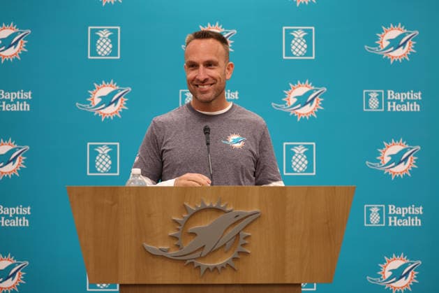 American Football,NFL, Miami Dolphins, Pressekonferenz und Training MIAMI GARDENS, FL - JUNE 03: Miami Dolphins head coach Jeff Hafley talks to reports during the Miami Dolphins Minicamp on Wednesday, June 3, 2026 at Baptist Health Sports Center in Miami Gardens, FL (Photo by Peter Joneleit Icon Sportswire) NFL, American Football Herren, USA JUN 03 Miami Dolphins Minicamp EDITORIAL USE ONLY Icon260603001