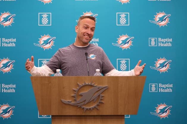 American Football,NFL, Miami Dolphins, Pressekonferenz und Training MIAMI GARDENS, FL - JUNE 03: Miami Dolphins head coach Jeff Hafley talks to reports during the Miami Dolphins Minicamp on Wednesday, June 3, 2026 at Baptist Health Sports Center in Miami Gardens, FL (Photo by Peter Joneleit Icon Sportswire) NFL, American Football Herren, USA JUN 03 Miami Dolphins Minicamp EDITORIAL USE ONLY Icon260603005