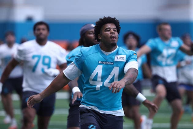 American Football,NFL, Miami Dolphins, Pressekonferenz und Training MIAMI GARDENS, FL - JUNE 03: Miami Dolphins linebacker Chop Robinson (44) warms up before during Miami Dolphins Minicamp on Wednesday, June 3, 2026 at Baptist Health Sports Center in Miami Gardens, FL (Photo by Peter Joneleit Icon Sportswire) NFL, American Football Herren, USA JUN 03 Miami Dolphins Minicamp EDITORIAL USE ONLY Icon260603007