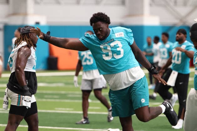 American Football,NFL, Miami Dolphins, Pressekonferenz und Training MIAMI GARDENS, FL - JUNE 03: Miami Dolphins defensive tackle Zeek Biggers (93) stretches during Miami Dolphins Minicamp on Wednesday, June 3, 2026 at Baptist Health Sports Center in Miami Gardens, FL (Photo by Peter Joneleit Icon Sportswire) NFL, American Football Herren, USA JUN 03 Miami Dolphins Minicamp EDITORIAL USE ONLY Icon260603008