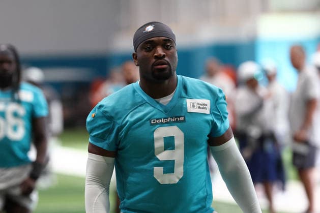 American Football,NFL, Miami Dolphins, Pressekonferenz und Training MIAMI GARDENS, FL - JUNE 03: Miami Dolphins edge Josh Uche (9) warms up during Miami Dolphins Minicamp on Wednesday, June 3, 2026 at Baptist Health Sports Center in Miami Gardens, FL (Photo by Peter Joneleit Icon Sportswire) NFL, American Football Herren, USA JUN 03 Miami Dolphins Minicamp EDITORIAL USE ONLY Icon260603010