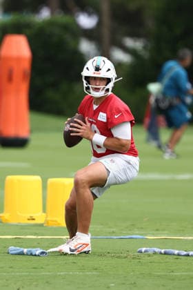 American Football,NFL, Miami Dolphins, Pressekonferenz und Training MIAMI GARDENS, FL - JUNE 03: Miami Dolphins quarterback Mark Gronowski (16) participates in drills during Miami Dolphins Minicamp on Wednesday, June 3, 2026 at Baptist Health Sports Center in Miami Gardens, FL (Photo by Peter Joneleit Icon Sportswire) NFL, American Football Herren, USA JUN 03 Miami Dolphins Minicamp EDITORIAL USE ONLY Icon260603015