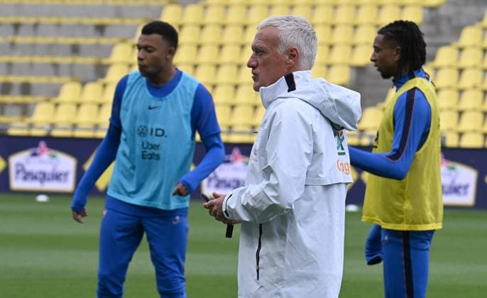 ENTRAINEMENT DES BLEUS A NANTES PHOTOPQR OUEST FRANCE Jerome Fouquet ; NANTES ; 03 06 2026 ; Football. Entrainement de l équipe de France de Football, avant le match contre la Cote d Ivoire à Nantes. Ici sur l image Kylian Mbappé et Didier Deschamps. Photo: Jérôme Fouquet Ouest-France Nantes, France, juen 3rd 2026 France at training before a friendly match NANTES France  Copyright: xPHOTOPQR OUESTxFRANCE MAXPPPxJeromexFouquetx 20260603OFR1847 20260603OFR1847