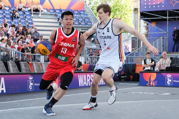 Basketball, FIBA 3x3 WM in Warschau, Männer, Deutschland - China June 3, 2026, Warsaw, Masovian Voivodeship, Poland: Germany s NIKLAS KROPP (5) in action against China s XINGRUI WU (13) during a FIBA 3x3 Basketball World Cup men s Pool C game between Germany and China in Warsaw, Poland. Basketball 2026: FIBA 3x3 World Cup Men s Pool C: Germany 22:12 China  - ZUMAk204 20260603_zip_k204_003 Copyright: xRomanxKozielx