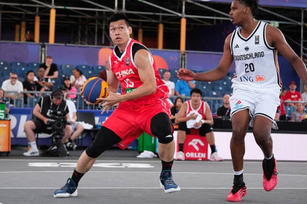 Basketball, FIBA 3x3 WM in Warschau, Männer, Deutschland - China June 3, 2026, Warsaw, Masovian Voivodeship, Poland: Germany s FABIAN GIESSMANN (20) in action against China s XINGRUI WU (13) during a FIBA 3x3 Basketball World Cup men s Pool C game between Germany and China in Warsaw, Poland. Warsaw Poland - ZUMAk204 20260603_zip_k204_009 Copyright: xRomanxKozielx