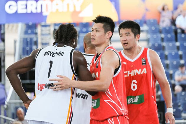 Basketball, FIBA 3x3 WM in Warschau, Männer, Deutschland - China June 3, 2026, Warsaw, Masovian Voivodeship, Poland: Germany s DENZEL AGYEMAN (1) shakes hands with China s DIANLIANG ZHANG (6) and XINGRUI WU (13) following a FIBA 3x3 Basketball World Cup men s Pool C game between Germany and China in Warsaw, Poland. Basketball 2026: FIBA 3x3 World Cup Men s Pool C: Germany 22:12 China  - ZUMAk204 20260603_zip_k204_015 Copyright: xRomanxKozielx