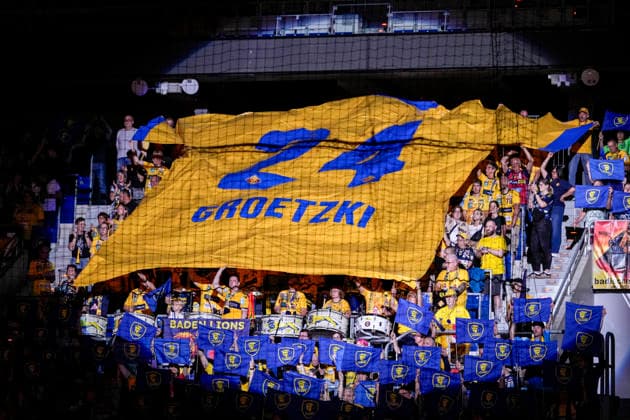Handball, HBL, Rhein-Neckar Löwen - TSV Hannover-Burgdorf Die Fankurve der Rhein-Neckar Löwen zeigt eine Choreo für Patrick Groetzki (RNL, 24), Choreographie der Zuschauer, Fans, Ultras Publikum, Zuschauer, Stimmung, Atmosphäre, Stadion, 03.06.2026, Mannheim (Deutschland), Handball, Bundesliga, Rhein-Neckar Löwen - TSV Hannover-Burgdorf *** The fan curve of the Rhein Neckar Löwen shows a choreography for Patrick Groetzki RNL, 24 , choreography of the spectators, fans, Ultras audience, spectators, mood, atmosphere, stadium, 03 06 2026, Mannheim Germany , Handball, Bundesliga, Rhein Neckar Löwen TSV Hannover Burgdorf xozx