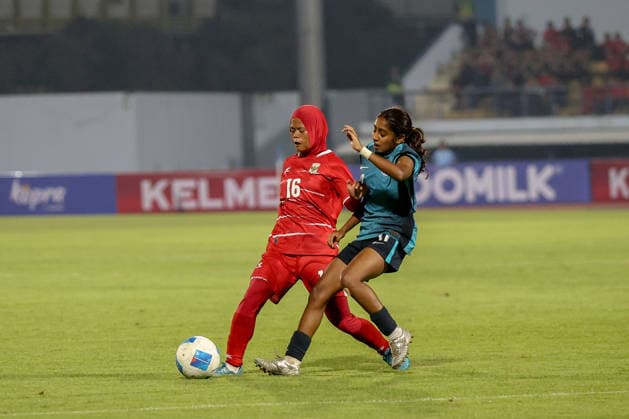 Fußball, Frauen, Testspiel, Indonesien - Singapur Indonesia V Singapore Women s national team, Nationalteam - FIFA Women s Matchday Indonesian national team player Rosdilah Siti Nurrohamah dribbles the ball during the match between Indonesia and Singapore Women s national teams at the FIFA Women s Matchday held at Arcamanik Stadium in Bandung, Indonesia, on June 3, 2026. Bandung Indonesia  Copyright: xRyanxSuherlanx originalFilename:suherlan-indonesi260603_npaRW.jpg