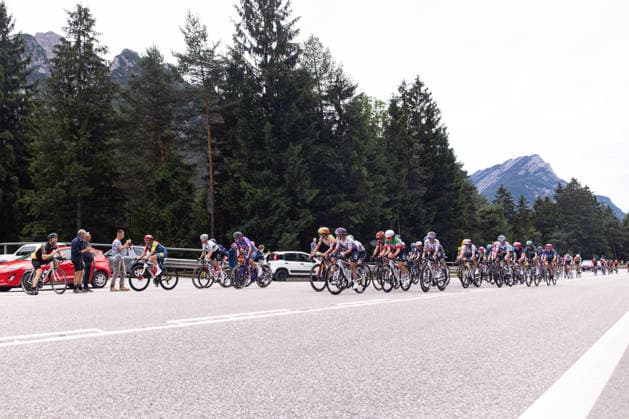 37th Giro d Italia Women 2026 - Stage 5 The group passes through the Dolomites during Stage 5 of the 37th Giro d Italia Women, a 146km stage from Longarone to Santo Stefano di Cadore, in Italy, on June 3, 2026. Longarone Italy  Copyright: xTommasoxBerardix originalFilename:berardi-37thgiro260603_npwMl.jpg