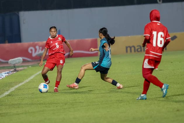 Fußball, Frauen, Testspiel, Indonesien - Singapur Indonesia V Singapore Women s national team, Nationalteam - FIFA Women s Matchday Indonesian national team player Gea Yumanda dribbles the ball during the match between Indonesia and Singapore Women s national teams at the FIFA Women s Matchday held at Arcamanik Stadium in Bandung, Indonesia, on June 3, 2026. Bandung Indonesia  Copyright: xRyanxSuherlanx originalFilename:suherlan-indonesi260603_npE2q.jpg