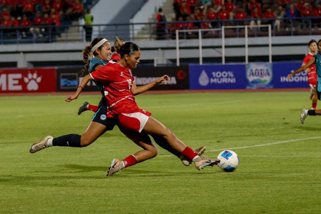 Fußball, Frauen, Testspiel, Indonesien - Singapur Indonesia V Singapore Women s national team, Nationalteam - FIFA Women s Matchday Indonesian national team player Estella dribbles the ball during the Indonesia vs Singapore Women s national team match at the FIFA Women s Matchday held at Arcamanik Stadium in Bandung, Indonesia, on June 3, 2026. Bandung Indonesia  Copyright: xRyanxSuherlanx originalFilename:suherlan-indonesi260603_npNeE.jpg