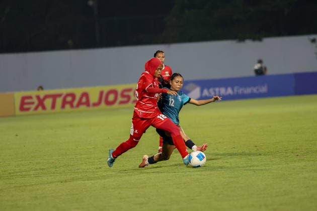 Fußball, Frauen, Testspiel, Indonesien - Singapur Indonesia V Singapore Women s national team, Nationalteam - FIFA Women s Matchday Indonesian national team player Rosdilah Siti Nurrohamah dribbles the ball during the match between Indonesia and Singapore Women s national teams at the FIFA Women s Matchday held at Arcamanik Stadium in Bandung, Indonesia, on June 3, 2026. Bandung Indonesia  Copyright: xRyanxSuherlanx originalFilename:suherlan-indonesi260603_npUgV.jpg