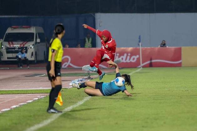 Fußball, Frauen, Testspiel, Indonesien - Singapur Indonesia V Singapore Women s national team, Nationalteam - FIFA Women s Matchday Indonesian national team player Rosdilah Siti Nurrohamah dribbles the ball during the match between Indonesia and Singapore Women s national teams at the FIFA Women s Matchday held at Arcamanik Stadium in Bandung, Indonesia, on June 3, 2026. Bandung Indonesia  Copyright: xRyanxSuherlanx originalFilename:suherlan-indonesi260603_npAhf.jpg