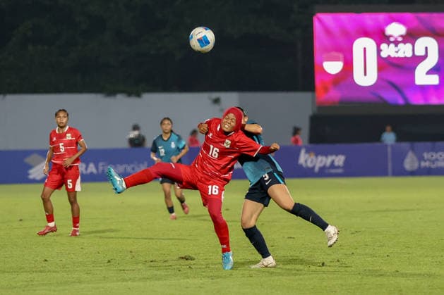 Fußball, Frauen, Testspiel, Indonesien - Singapur Indonesia V Singapore Women s national team, Nationalteam - FIFA Women s Matchday Indonesian national team player Rosdilah Siti Nurrohamah dribbles the ball during the match between Indonesia and Singapore Women s national teams at the FIFA Women s Matchday held at Arcamanik Stadium in Bandung, Indonesia, on June 3, 2026. Bandung Indonesia  Copyright: xRyanxSuherlanx originalFilename:suherlan-indonesi260603_npCWl.jpg