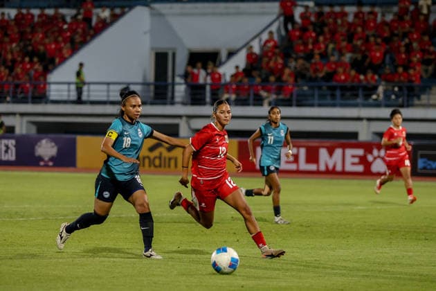 Fußball, Frauen, Testspiel, Indonesien - Singapur Indonesia V Singapore Women s national team, Nationalteam - FIFA Women s Matchday Indonesian national team player Felicia Victoria De Zeeuw dribbles the ball during the match between Indonesia and Singapore Women s national teams at the FIFA Women s Matchday held at Arcamanik Stadium in Bandung, Indonesia, on June 3, 2026. Bandung Indonesia  Copyright: xRyanxSuherlanx originalFilename:suherlan-indonesi260603_np046.jpg