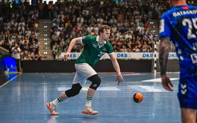 A Frisch Auf Göppingen player with the number 22 runs with the ball towards the goal A TVB Stuttgart defender can be seen on the right edge of the picture Player 22 Frisch Auf Göppingen in attack against TVB Stuttgart Copyright: xspeedshotx xDorianfrickx